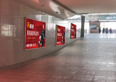 嘉善南高铁站出站通道灯箱广告