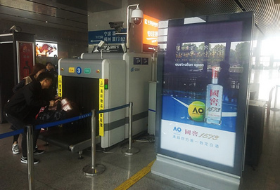 绍兴北高铁站安检口滚动灯箱广告