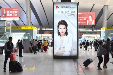 北京南站二层候车大厅图腾灯箱广告