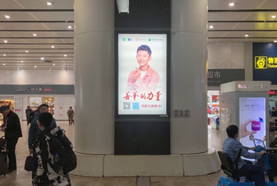 北京南站换乘大厅柱面灯箱广告