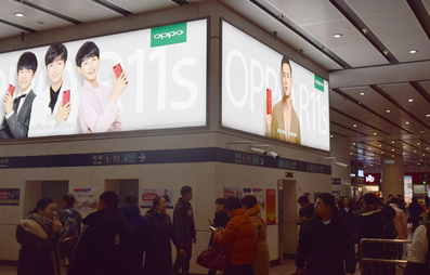北京南站地铁汇集区中庭超薄拉布灯箱广告
