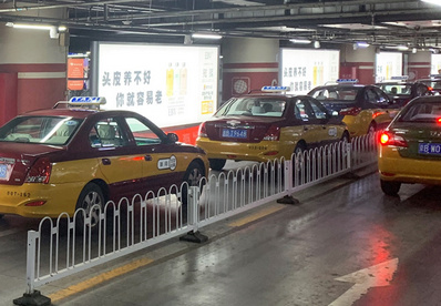 北京南站一层出租车等候区通道灯箱广告