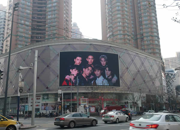 上海长寿路巴黎春天屏LED广告大屏